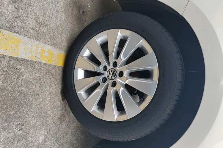 Used Volkswagen Lavida 2013 Restyled Classic 1.6L Automatic Comfort Edition Right Rear Wheel Hub