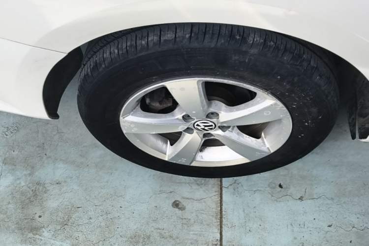 Used Volkswagen Lavida 2013 Revised Classic 1.6L Automatic Fashion Edition Right Rear Wheel Hub