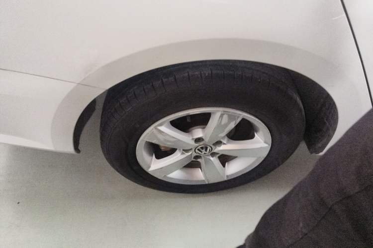 Used Volkswagen Lavida 2013 Revised Classic 1.6L Automatic Fashion Edition Right Rear Wheel Hub