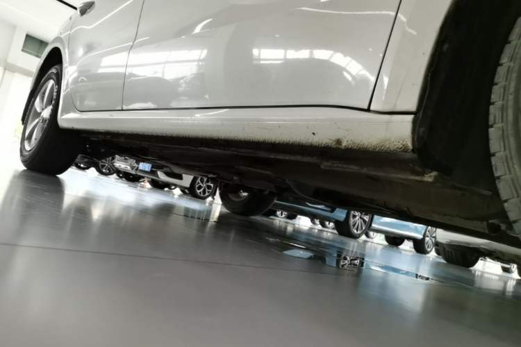 Used Volkswagen Lavida 2013 Revised Classic 1.6L Automatic Fashion Edition Right Side Sill