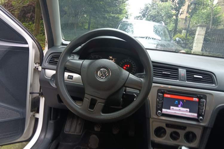 Used Volkswagen Lavida 2013 Revised Classic 1.6L Manual Fashion Edition Steering Wheel