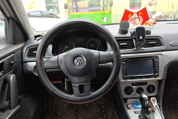 Used Volkswagen Lavida 2013 Revised Classic 1.6L Automatic Fashion Edition Steering Wheel