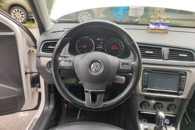 Used Volkswagen Lavida 2013 1.6L Automatic Luxury Edition Steering Wheel