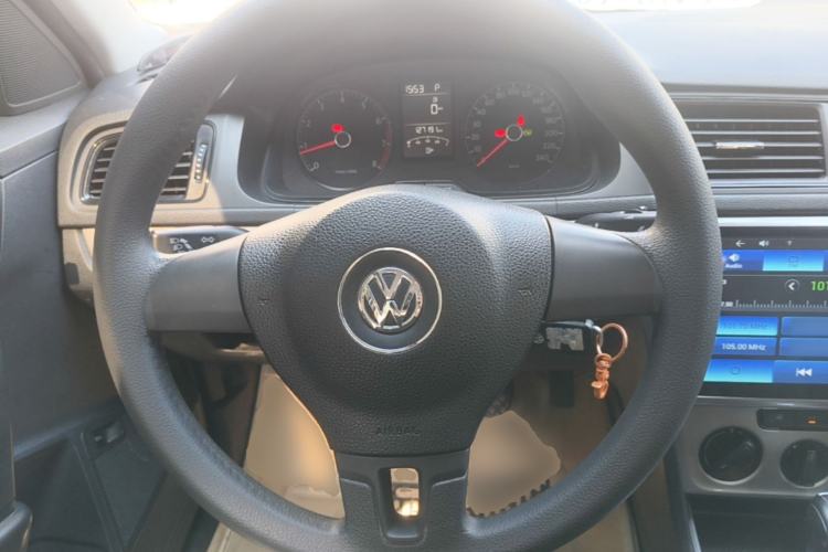 Used Volkswagen Lavida 2013 Revised Classic 1.6L Automatic Fashion Edition Steering Wheel