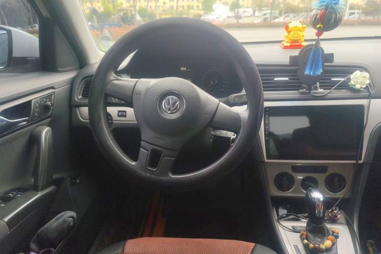 Used Volkswagen Lavida 2013 Revised Classic 1.6L Automatic Fashion Edition Steering Wheel