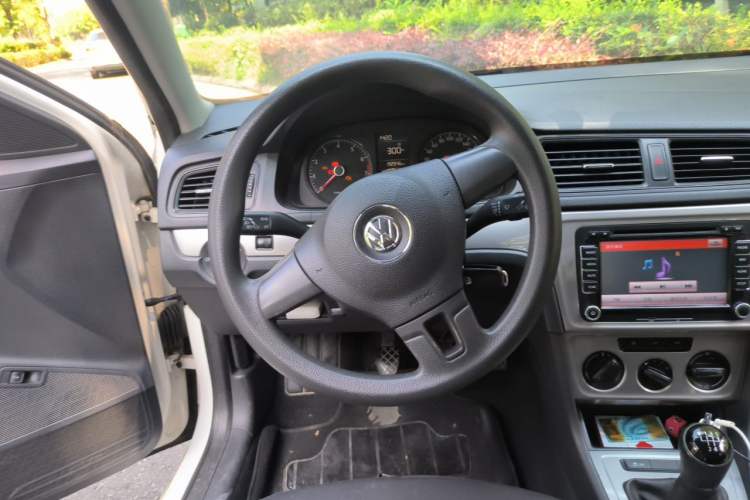 Used Volkswagen Lavida 2013 Revised Classic 1.6L Manual Fashion Edition Steering Wheel