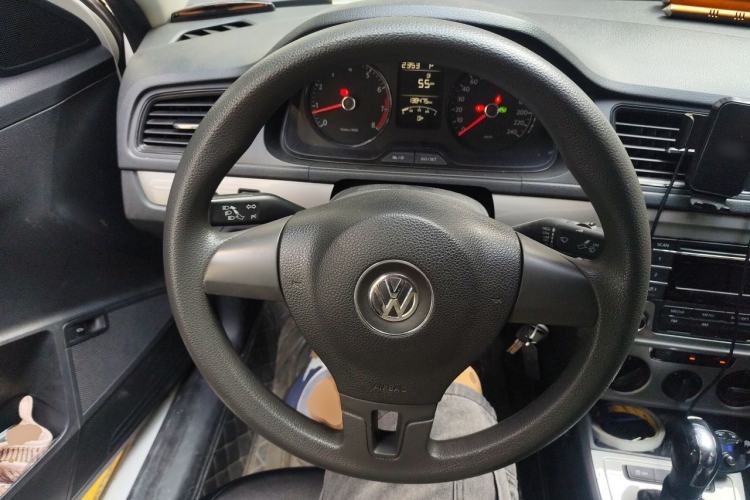 Used Volkswagen Lavida 2013 Revised Classic 1.6L Automatic Fashion Edition Steering Wheel