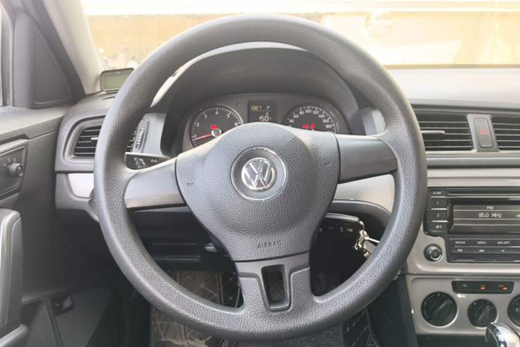 Used Volkswagen Lavida 2013 Revised Classic 1.6L Automatic Fashion Edition Steering Wheel