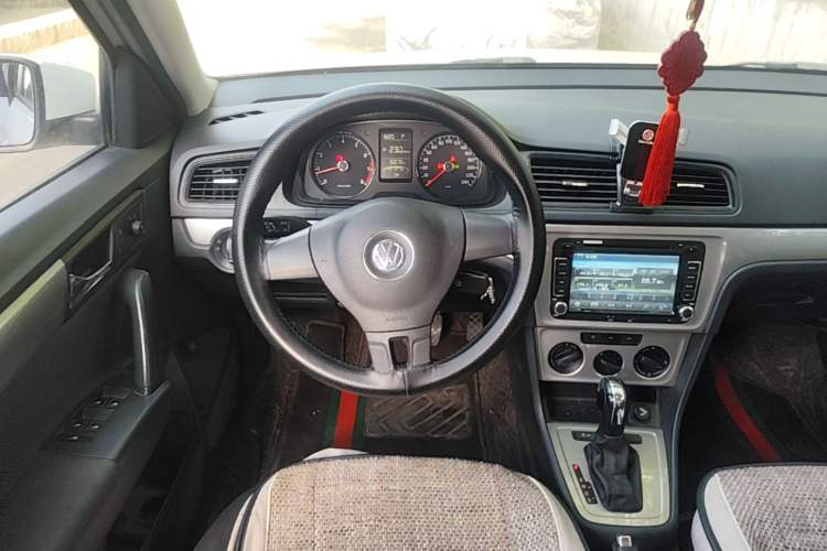 Used Volkswagen Lavida 2013 Revised Classic 1.6L Automatic Fashion Edition Steering Wheel