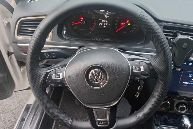 Used Volkswagen Lavida 2013 Revised Classic 1.6L Automatic Fashion Edition Steering Wheel