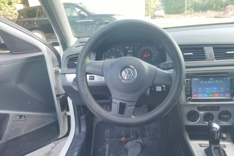 Used Volkswagen Lavida 2013 Revised Classic 1.6L Automatic Fashion Edition Steering Wheel