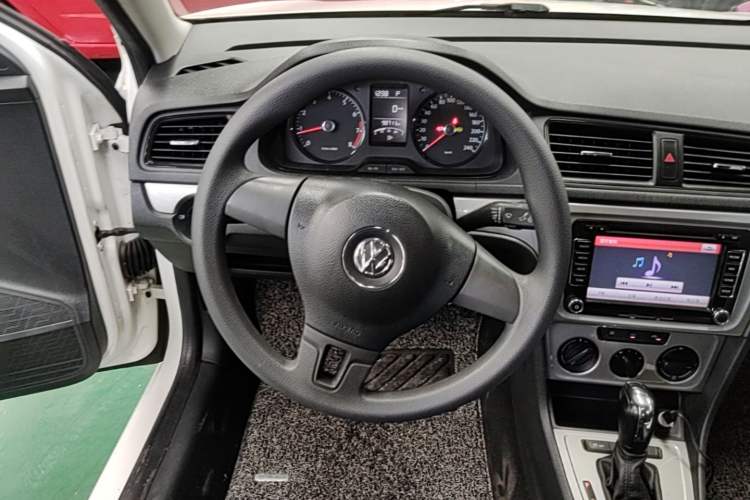 Used Volkswagen Lavida 2013 Revised Classic 1.6L Automatic Fashion Edition Steering Wheel