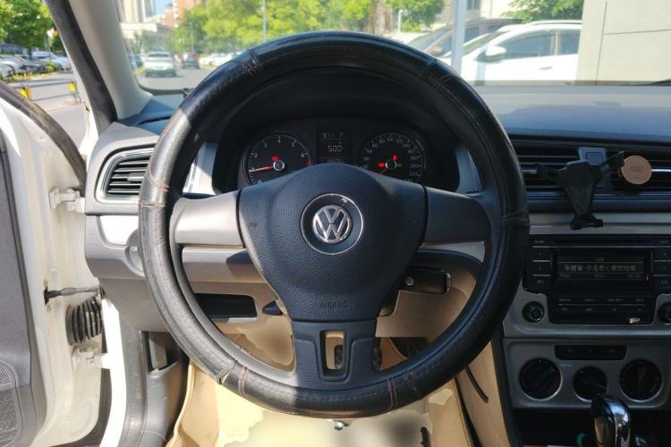 Used Volkswagen Lavida 2013 Revised Classic 1.6L Automatic Fashion Edition Steering Wheel