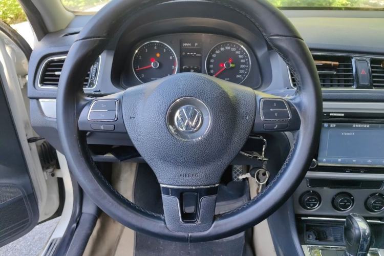 Used Volkswagen Lavida 2013 Revised Version 1.6L Automatic Luxury Edition Steering Wheel