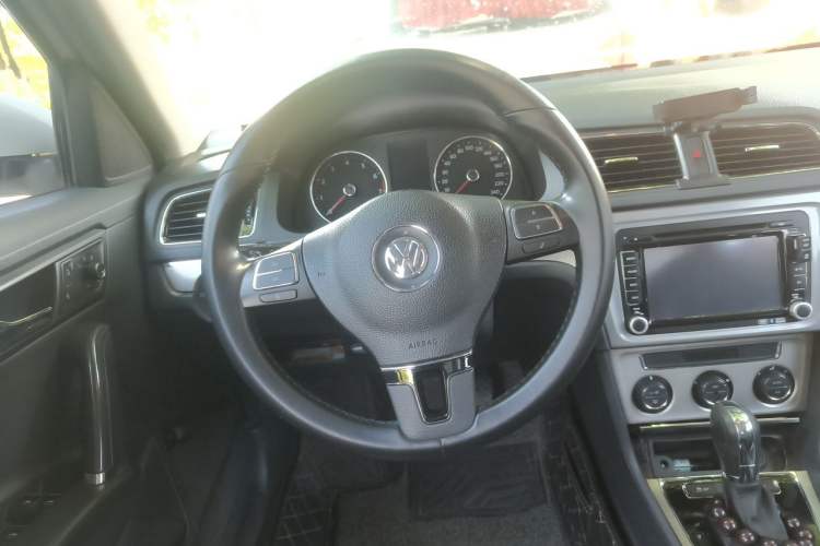 Used Volkswagen Lavida 2013 1.6L Automatic Comfort Edition Steering Wheel