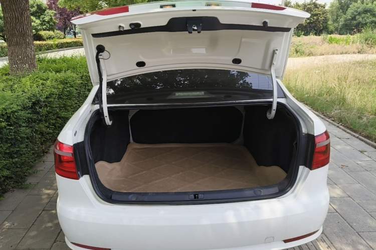Used Volkswagen Lavida 2013 Revised Classic 1.6L Automatic Fashion Edition Trunk