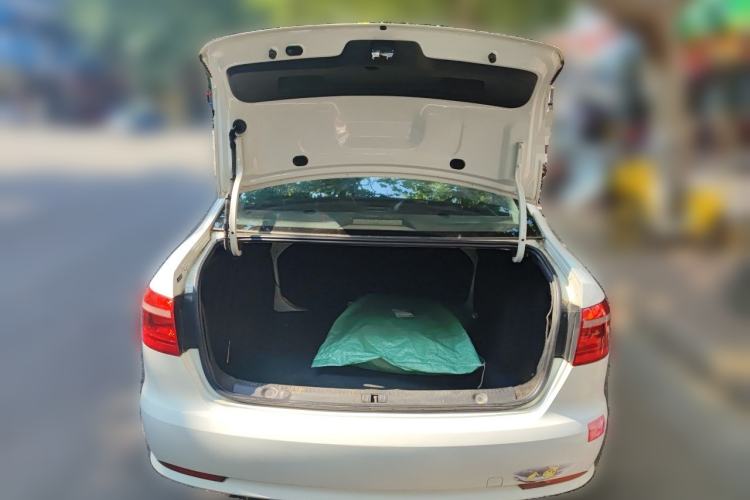 Used Volkswagen Lavida 2013 Classic 1.6L Manual Fashion Edition Trunk