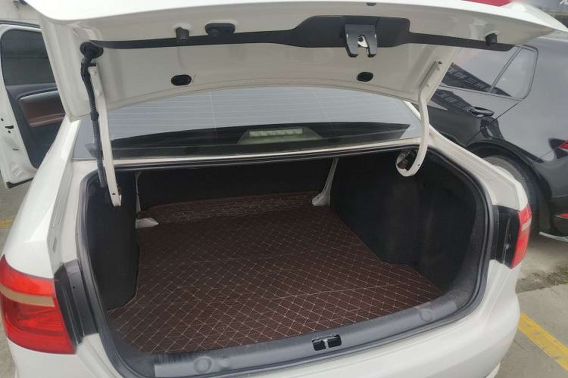 Used Volkswagen Lavida 2013 Revised Classic 1.6L Automatic Fashion Edition Trunk