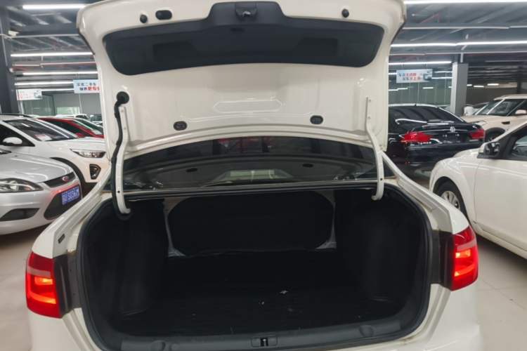 Used Volkswagen Lavida 2013 Revised Classic 1.6L Manual Fashion Edition Trunk