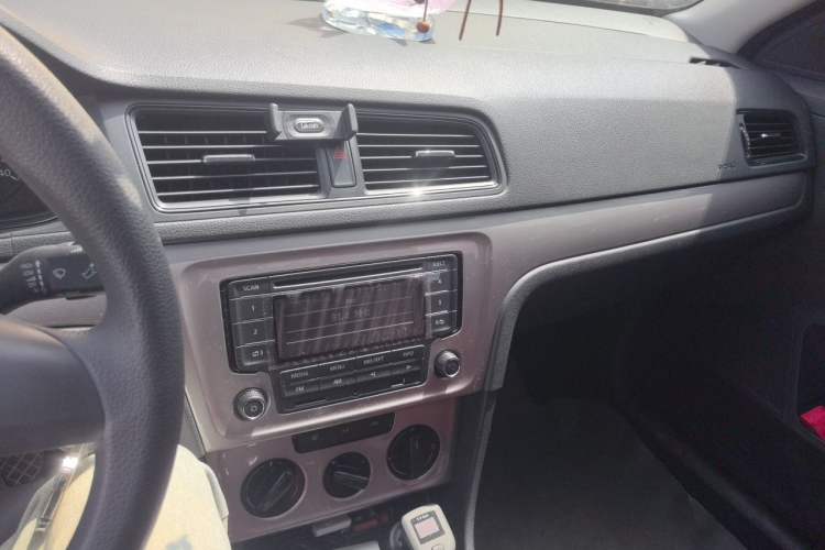 Used Volkswagen Lavida 2013 Revised Classic 1.6L Manual Fashion Edition Audio And AC Panel
