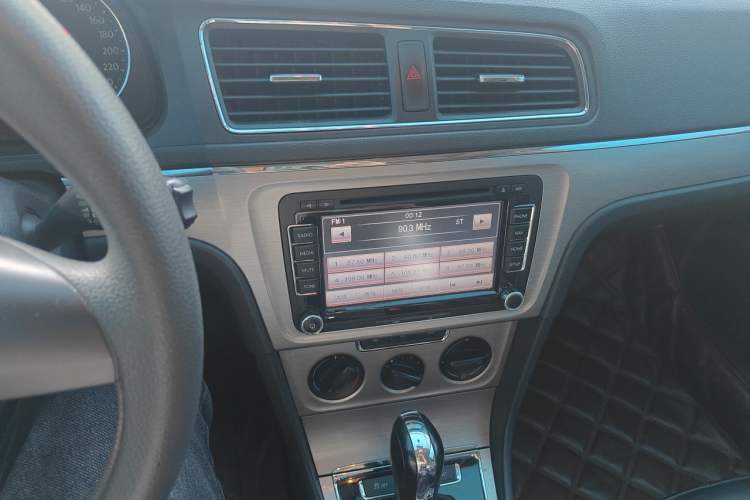 Used Volkswagen Lavida 2013 Restyled Classic 1.6L Automatic Comfort Edition Audio And AC Panel