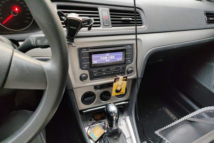 Used Volkswagen Lavida 2013 Restyled Classic 1.6L Automatic Comfort Edition Audio And AC Panel