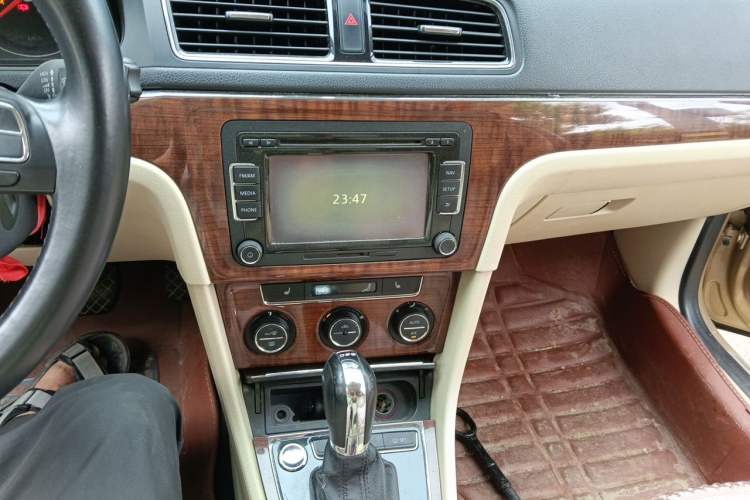 Used Volkswagen Lavida 2013 1.4TSI DSG Luxury Edition Audio And AC Panel