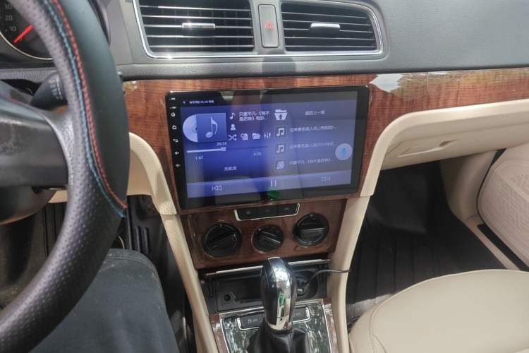 Used Volkswagen Lavida 2013 1.6L Automatic Comfort Edition Audio And AC Panel