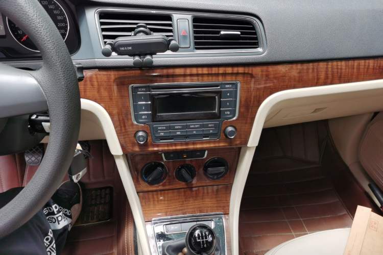 Used Volkswagen Lavida 2013 Restyled Classic 1.6L Manual Comfort Edition Audio And AC Panel