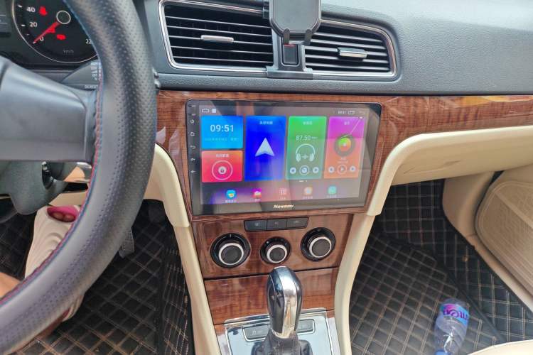Used Volkswagen Lavida 2013 Classic 1.6L Automatic Fashion Edition Audio And AC Panel