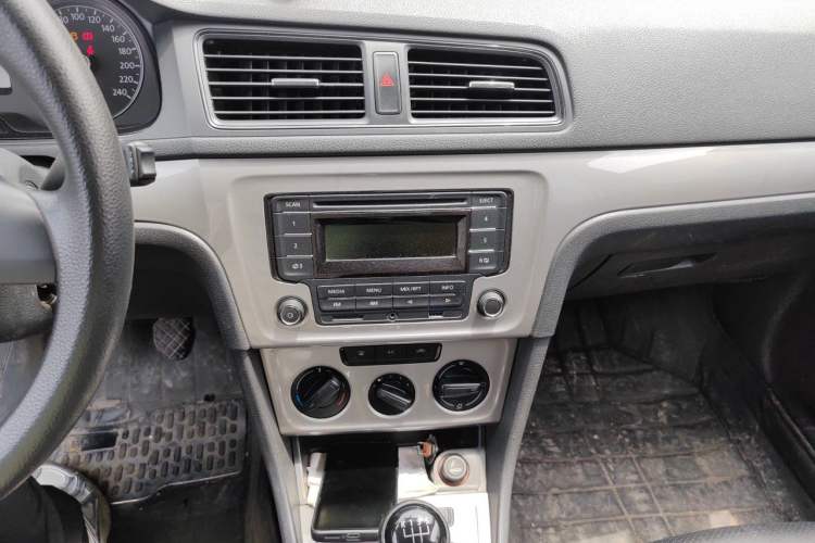 Used Volkswagen Lavida 2013 Revised Classic 1.6L Manual Fashion Edition Audio And AC Panel