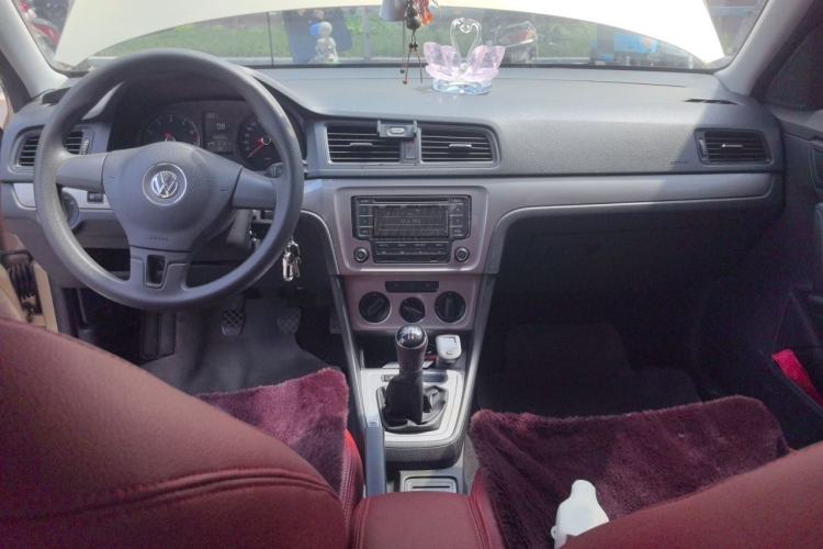 Used Volkswagen Lavida 2013 Revised Classic 1.6L Manual Fashion Edition Center Console