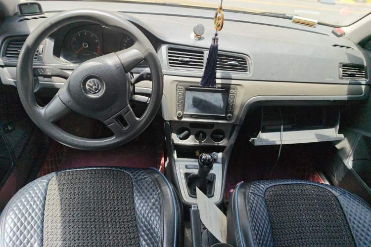 Used Volkswagen Lavida 2013 Revised Classic 1.6L Manual Fashion Edition Center Console