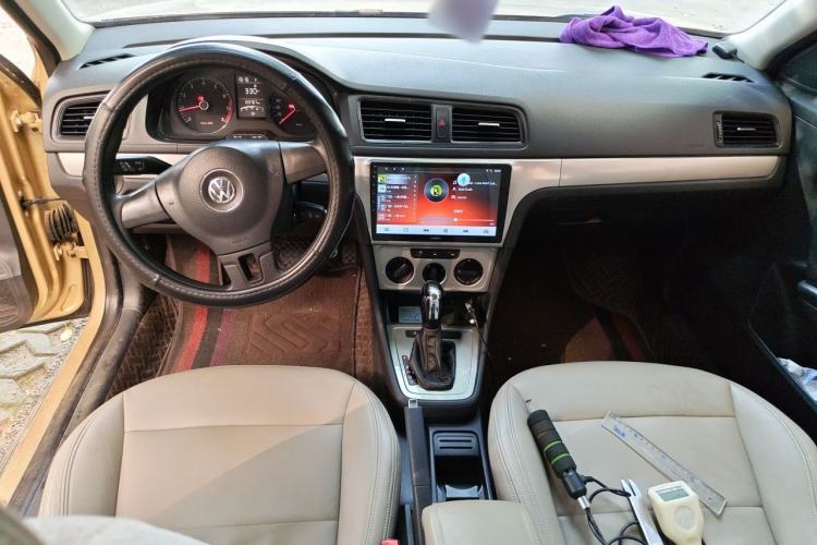 Used Volkswagen Lavida 2013 Revised Classic 1.6L Automatic Fashion Edition Center Console