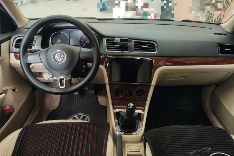 Used Volkswagen Lavida 2013 1.6L Manual Fashion Edition Center Console