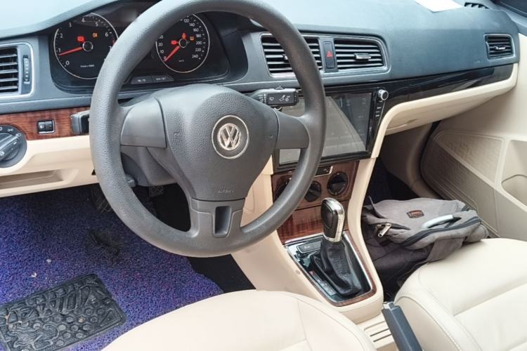 Used Volkswagen Lavida 2013 Restyled Classic 1.6L Automatic Comfort Edition Center Console