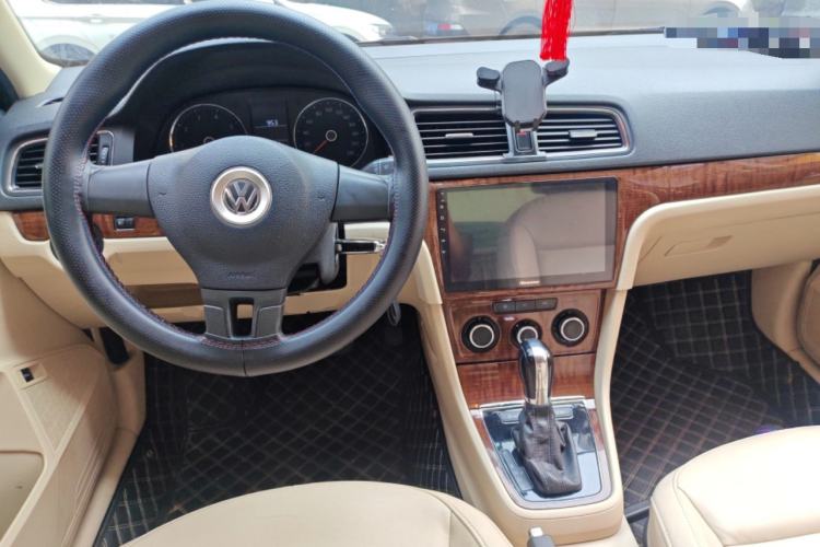 Used Volkswagen Lavida 2013 Classic 1.6L Automatic Fashion Edition Center Console