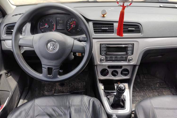 Used Volkswagen Lavida 2013 Revised Classic 1.6L Manual Fashion Edition Center Console