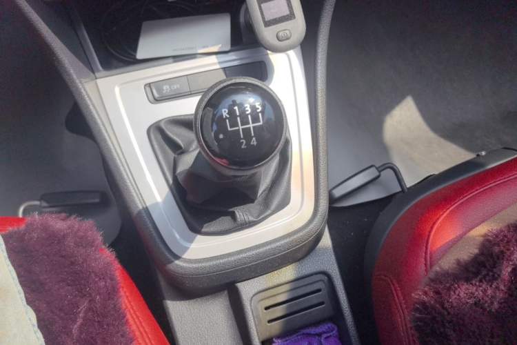 Used Volkswagen Lavida 2013 Revised Classic 1.6L Manual Fashion Edition Gear Lever