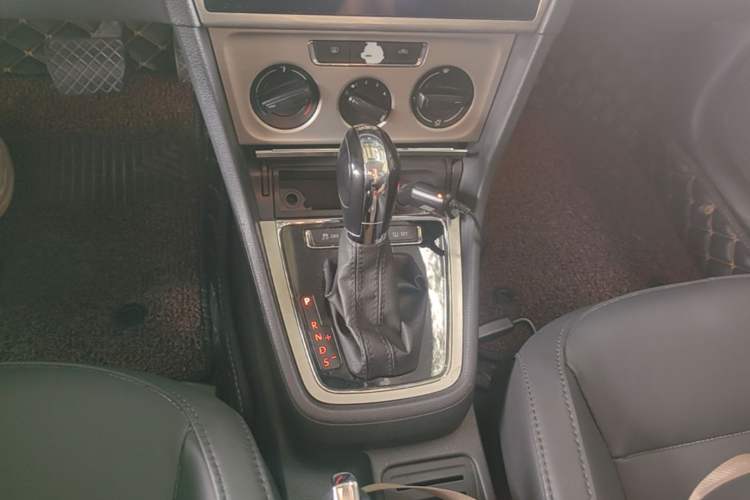 Used Volkswagen Lavida 2013 Revised Version 1.4 TSI DSG Comfort Edition Gear Lever
