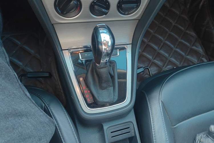 Used Volkswagen Lavida 2013 Restyled Classic 1.6L Automatic Comfort Edition Gear Lever