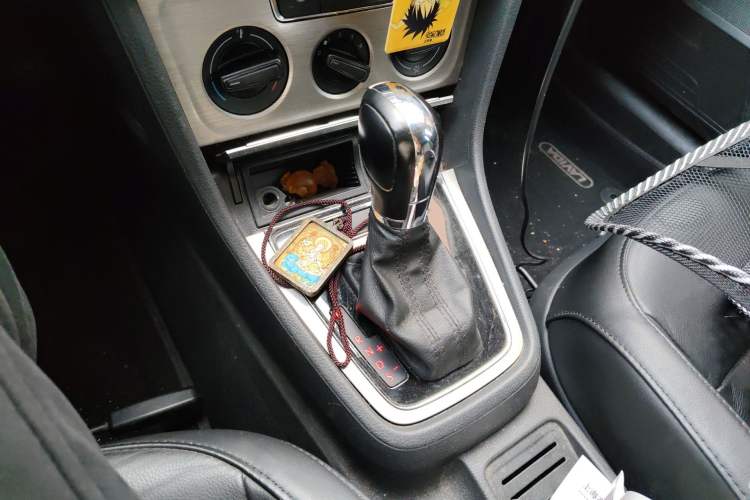 Used Volkswagen Lavida 2013 Restyled Classic 1.6L Automatic Comfort Edition Gear Lever