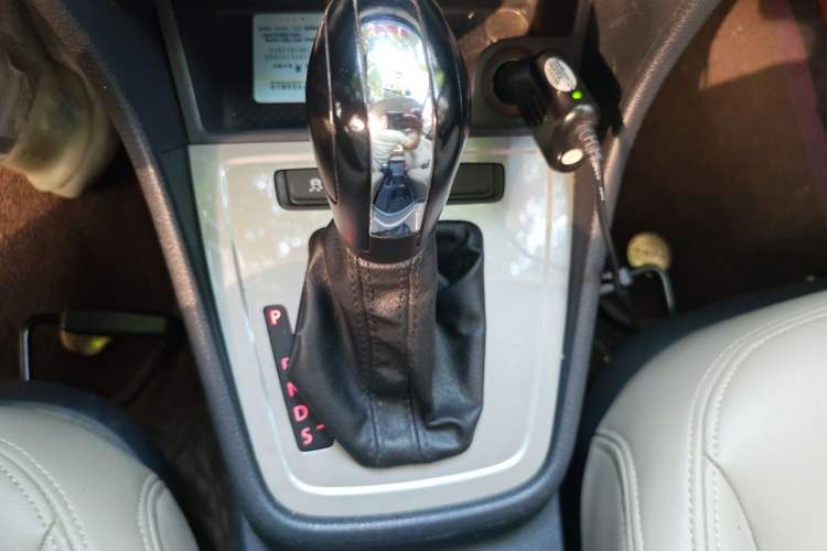 Used Volkswagen Lavida 2013 Revised Classic 1.6L Automatic Fashion Edition Gear Lever