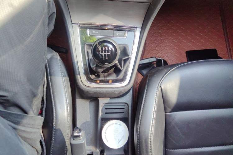 Used Volkswagen Lavida 2013 1.4TSI Manual Comfort Edition Gear Lever