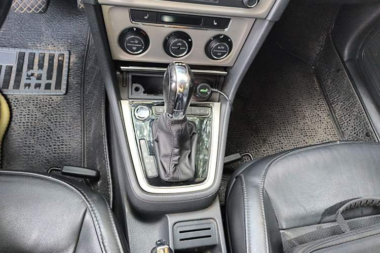 Used Volkswagen Lavida 2013 1.4 TSI DSG Luxury Navigation Edition Gear Lever