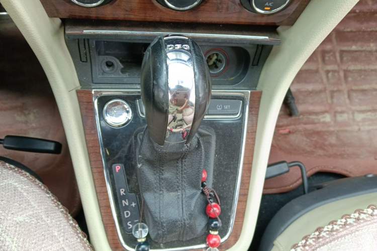 Used Volkswagen Lavida 2013 1.4TSI DSG Luxury Edition Gear Lever