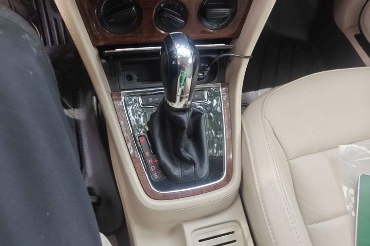 Used Volkswagen Lavida 2013 1.6L Automatic Comfort Edition Gear Lever