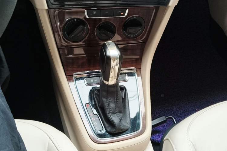Used Volkswagen Lavida 2013 Restyled Classic 1.6L Automatic Comfort Edition Gear Lever