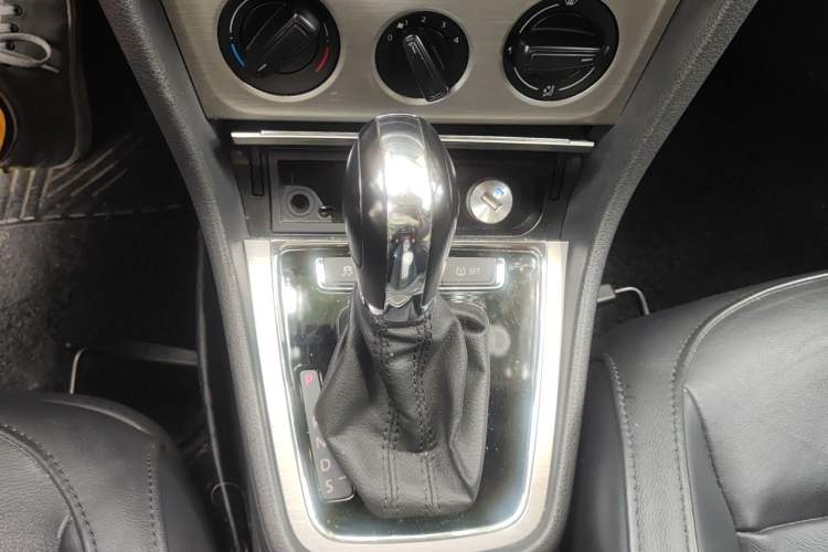 Used Volkswagen Lavida 2013 Restyled Classic 1.6L Automatic Comfort Edition Gear Lever