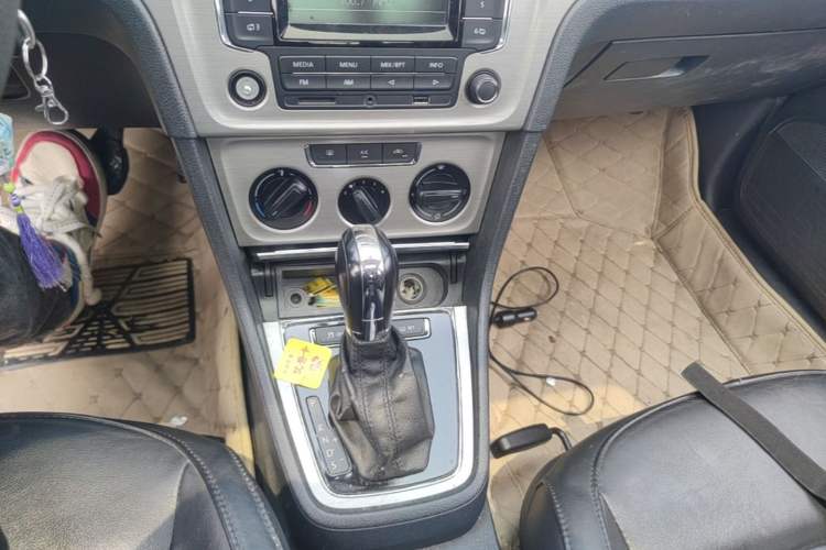 Used Volkswagen Lavida 2013 1.4TSI DSG Comfort Edition Gear Lever